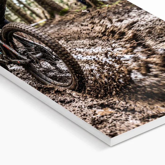 Detalle de impresión sobre Forex PVC con borde blanco, bicicleta de montaña salpicando barro — Fotodalia