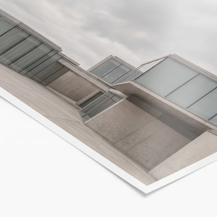 Copia fotográfica en papel con esquina ligeramente levantada, arquitectura minimalista de bajo colorido — Fotodalia